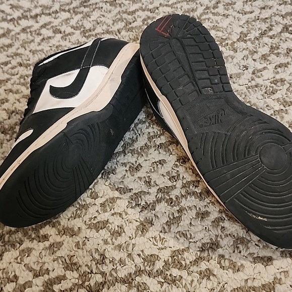 Nike Men’s Black and White Low-Top Sneakers with Swoosh main image 4
